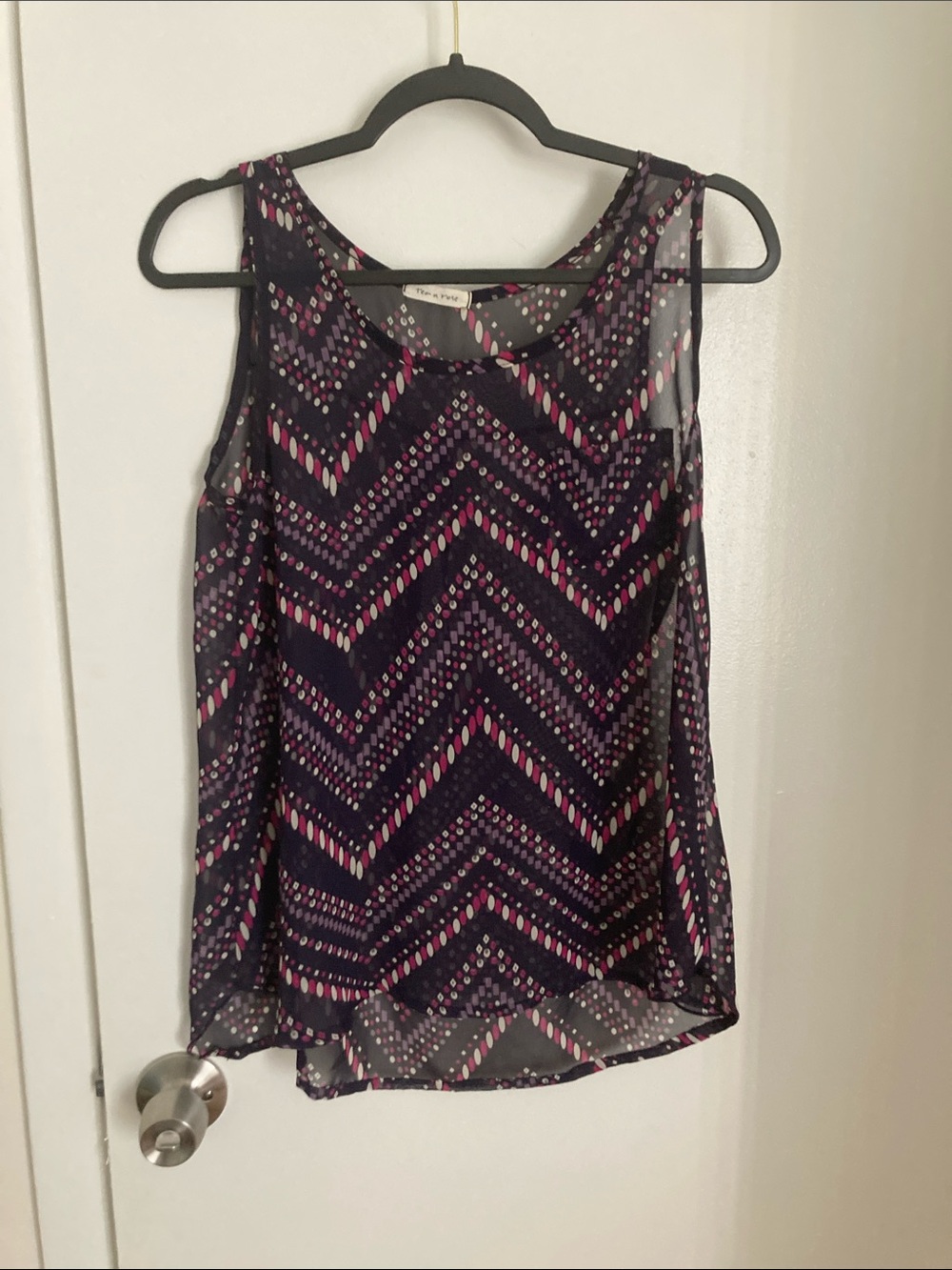 Women’s Sleeveless Chevron Print Shell Top - Navy & Pink